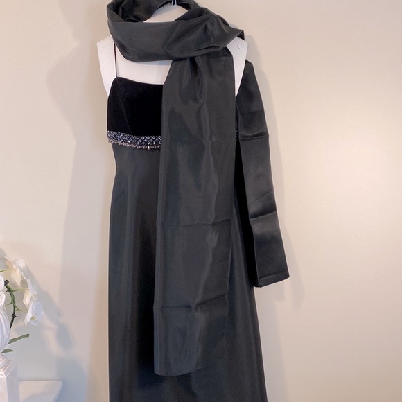 JS Collection formal gown - Picture 4 of 8